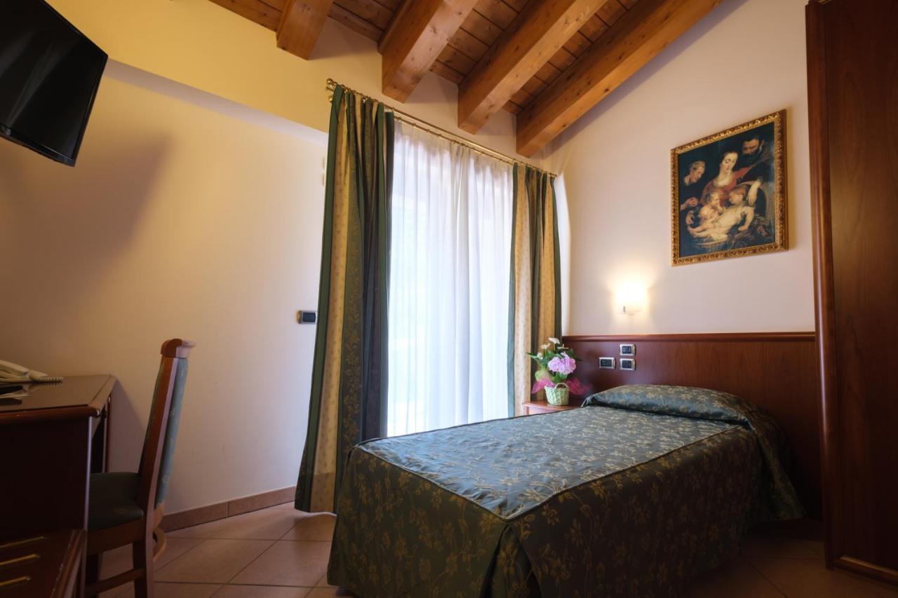 Garda Family House Hotel Castelletto Di Brenzone Exterior photo