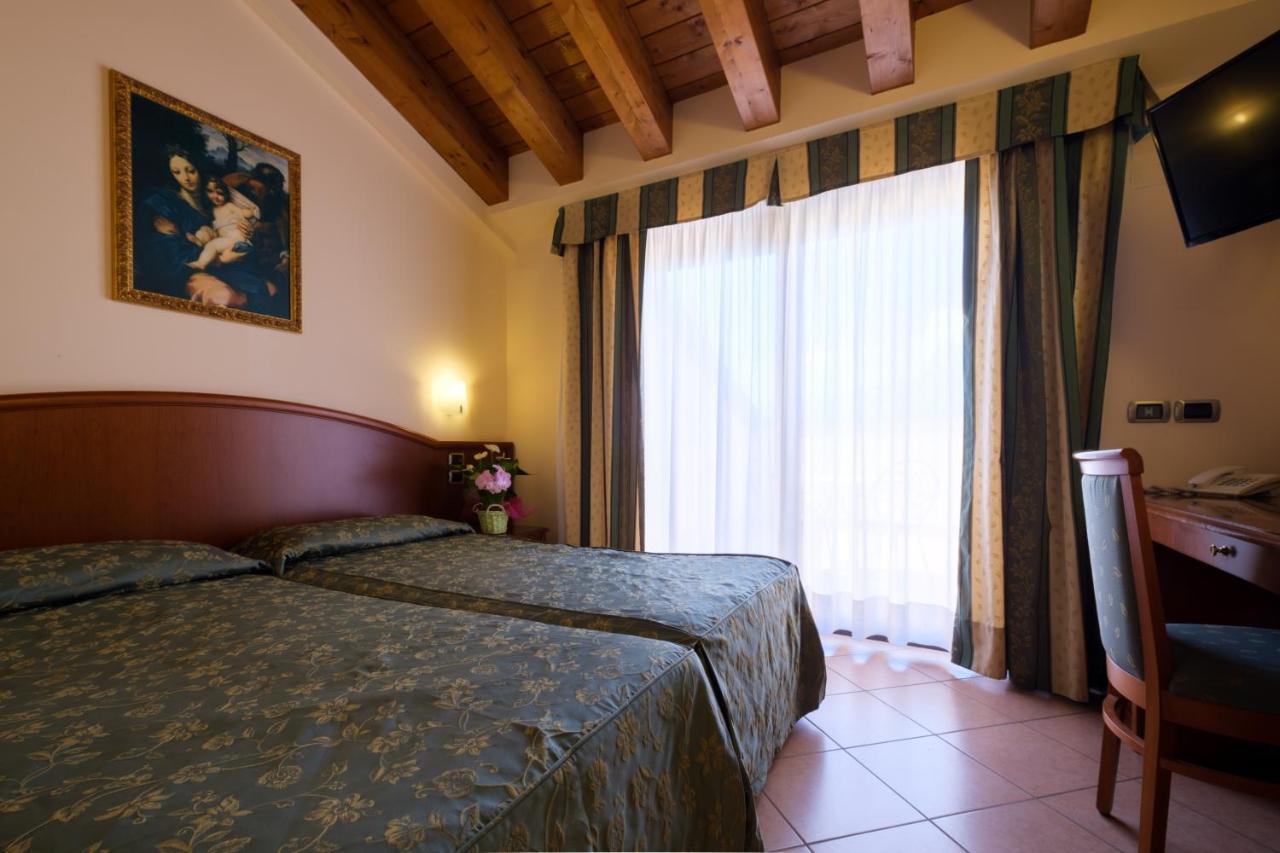 Garda Family House Hotel Castelletto Di Brenzone Exterior photo
