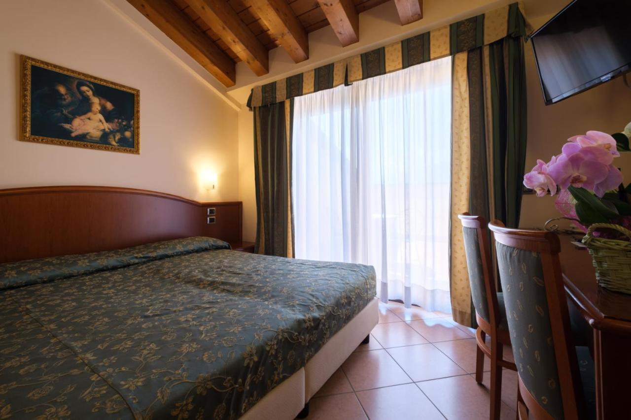 Garda Family House Hotel Castelletto Di Brenzone Exterior photo