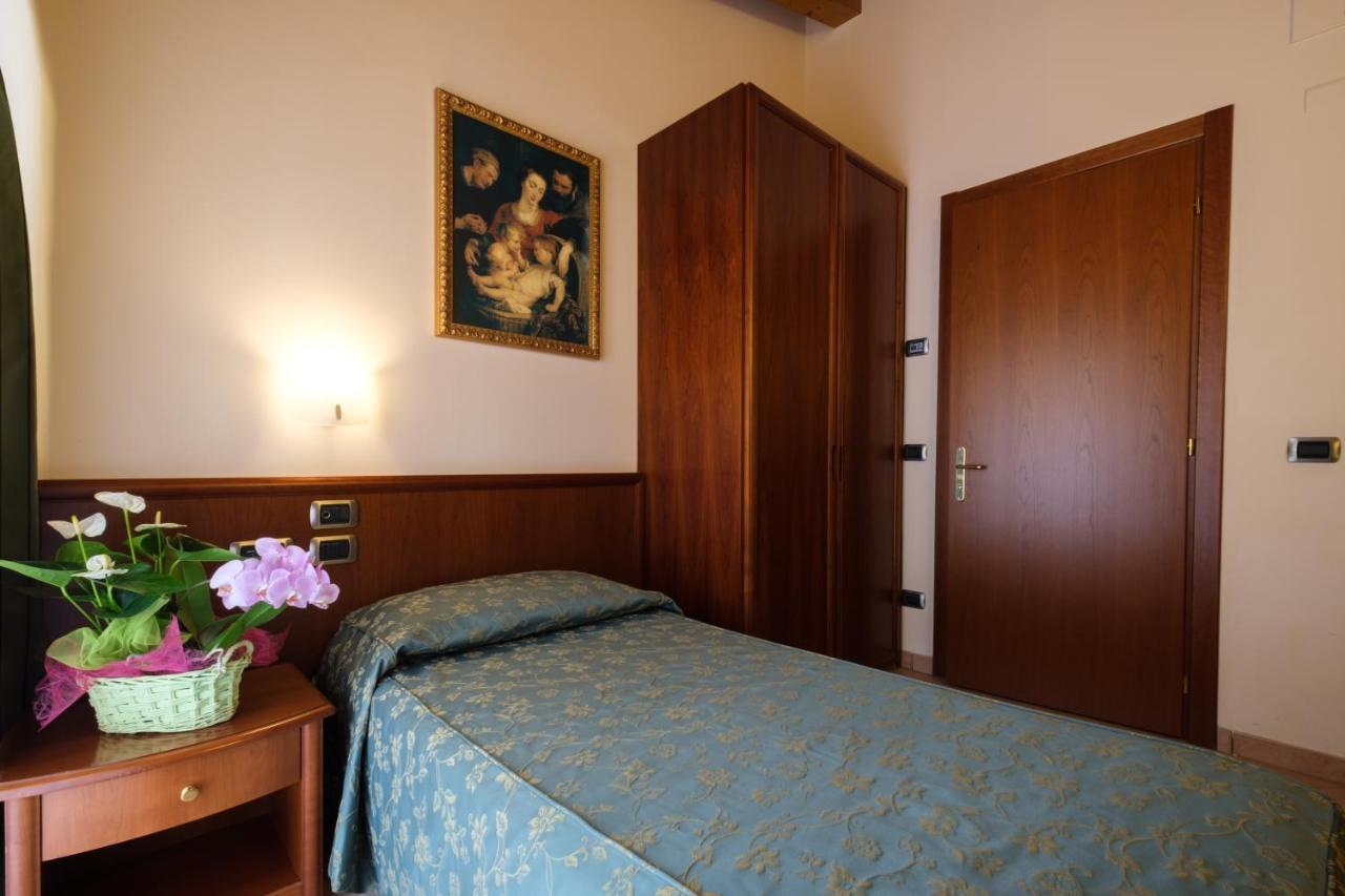 Garda Family House Hotel Castelletto Di Brenzone Exterior photo